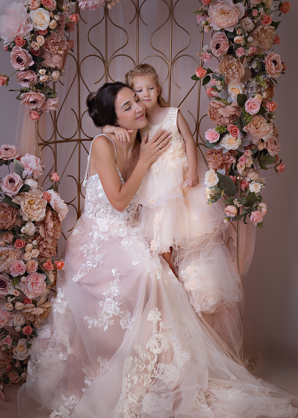 Фотосесия на майка и дъщеря в рокли и розово